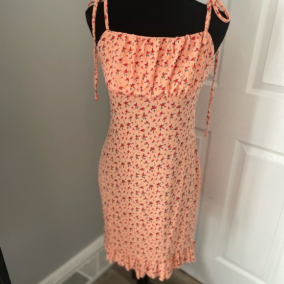 New Urban threads coral floral gathered bodice ruffled bottom dress in size 8 - Picture 2 of 9